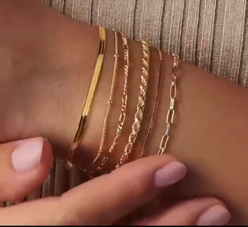 Delicate delights gold bracelet set